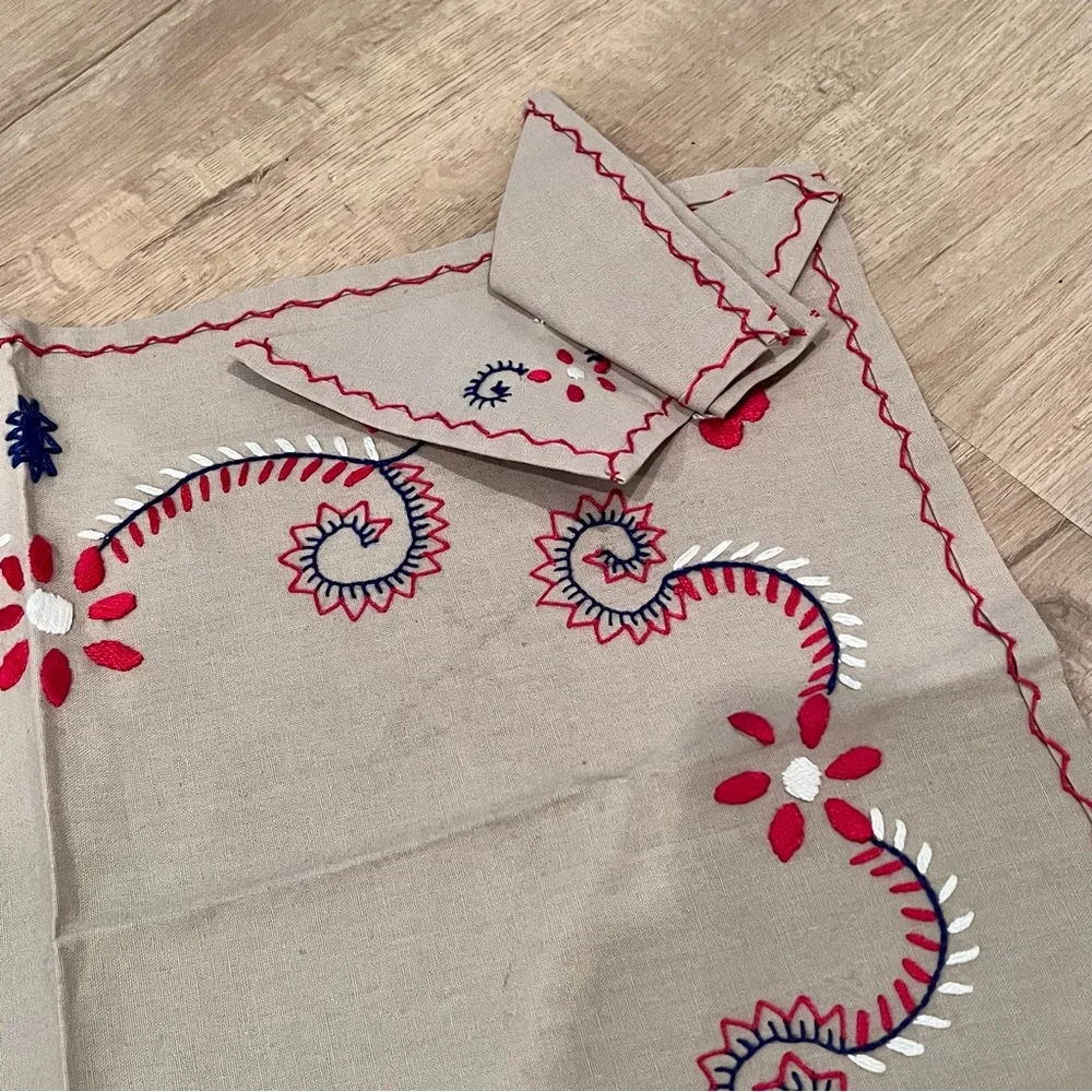 Vintage NEW Hand Embroidered Tablecloth Table Linen With 2 PCs Matching‎ Napkins